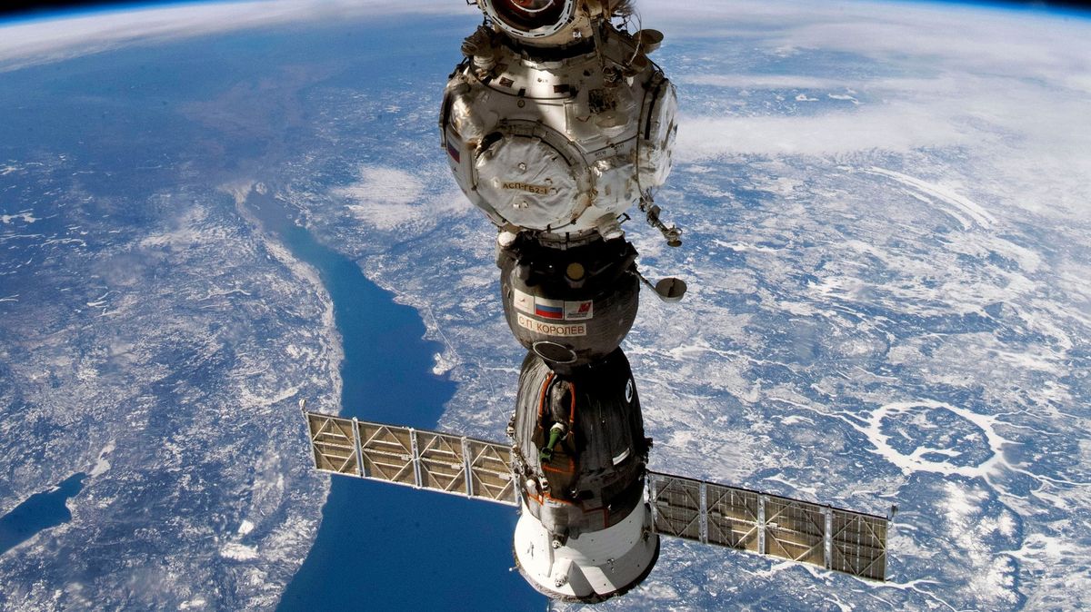 Roskosmos představil plán pro případnou evakuaci ISS. Američan by možná letěl sám